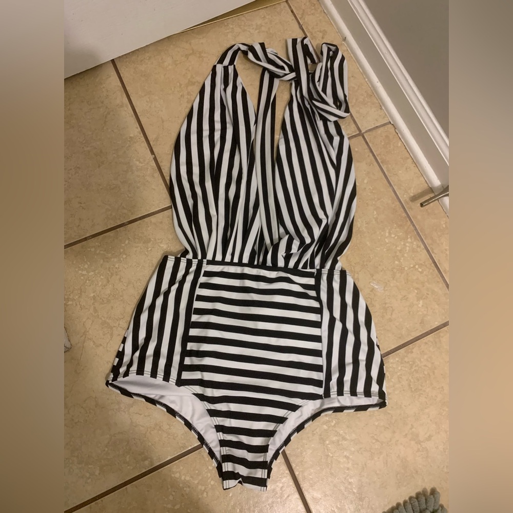 COCOSHIP Black and White Striped One Piece Swimsuit